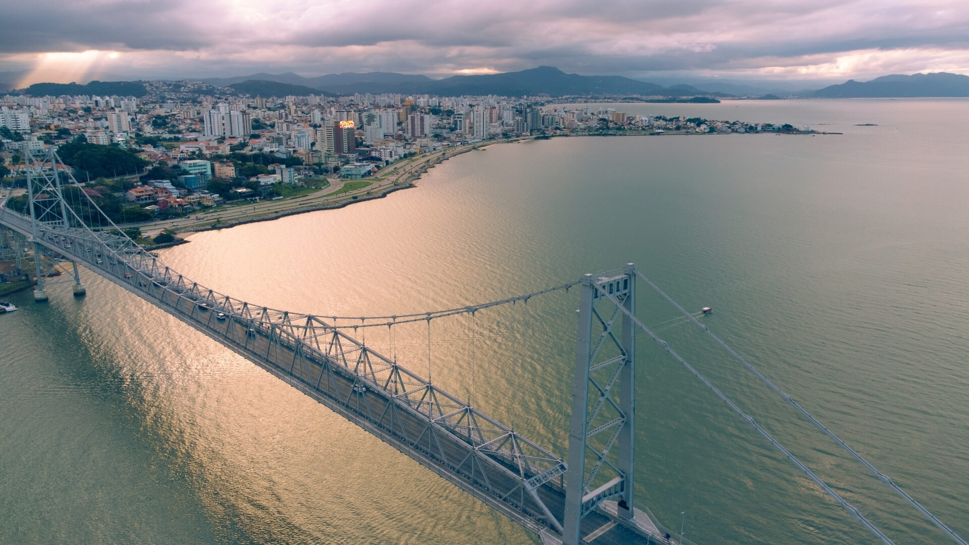 Dentista que trabalha com implantes all on four em Florianópolis