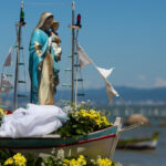 Comparação das principais cores de lentes de contato dental aplicadas em dentes naturais, mostrando diferenças de tonalidade e naturalidade.