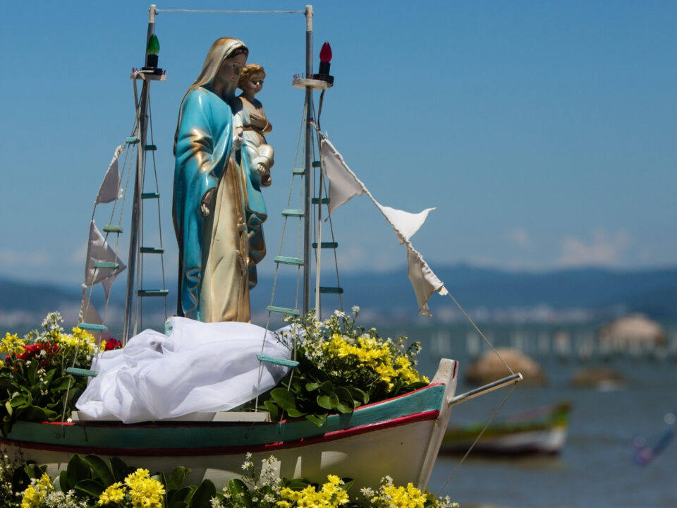 Comparação das principais cores de lentes de contato dental aplicadas em dentes naturais, mostrando diferenças de tonalidade e naturalidade.