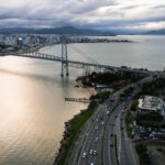 Representação clínica de dentes com mobilidade dentária e inflamação gengival, destacando causas e possibilidades de tratamento odontológico.