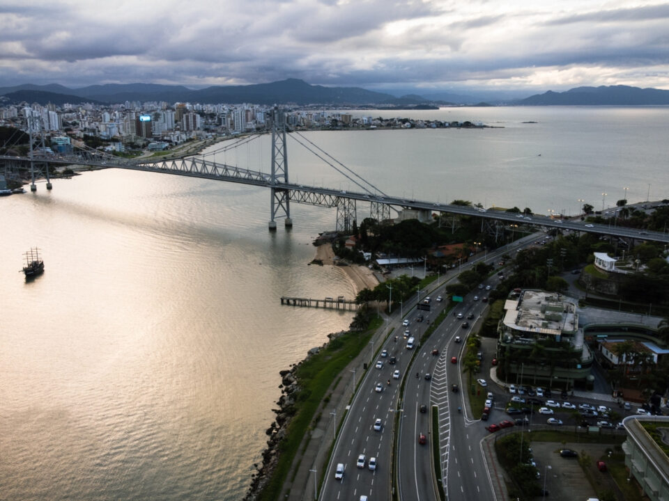 Representação clínica de dentes com mobilidade dentária e inflamação gengival, destacando causas e possibilidades de tratamento odontológico.