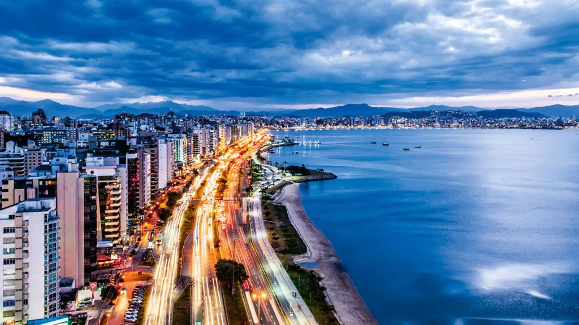 dentista que faz profilaxia dental em Florianópolis