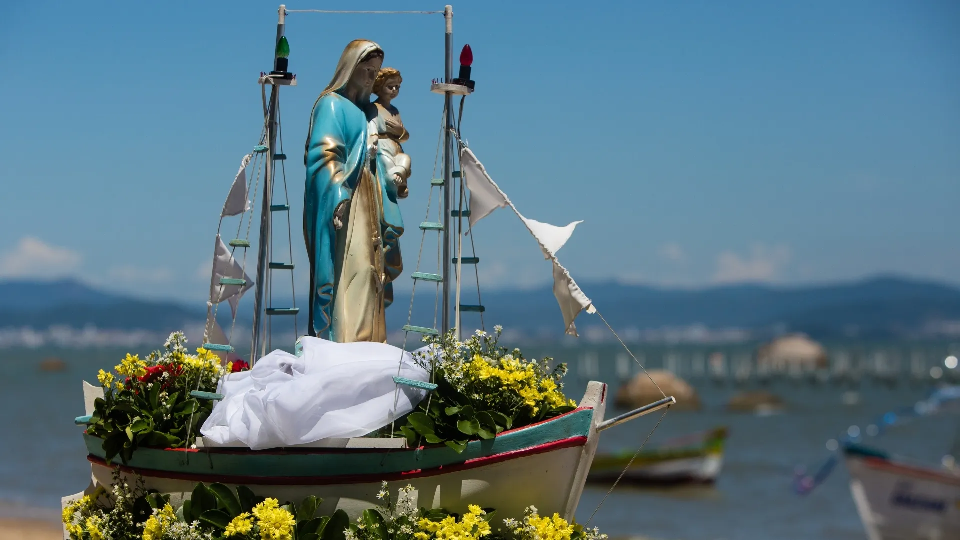 Comparação das principais cores de lentes de contato dental aplicadas em dentes naturais, mostrando diferenças de tonalidade e naturalidade.