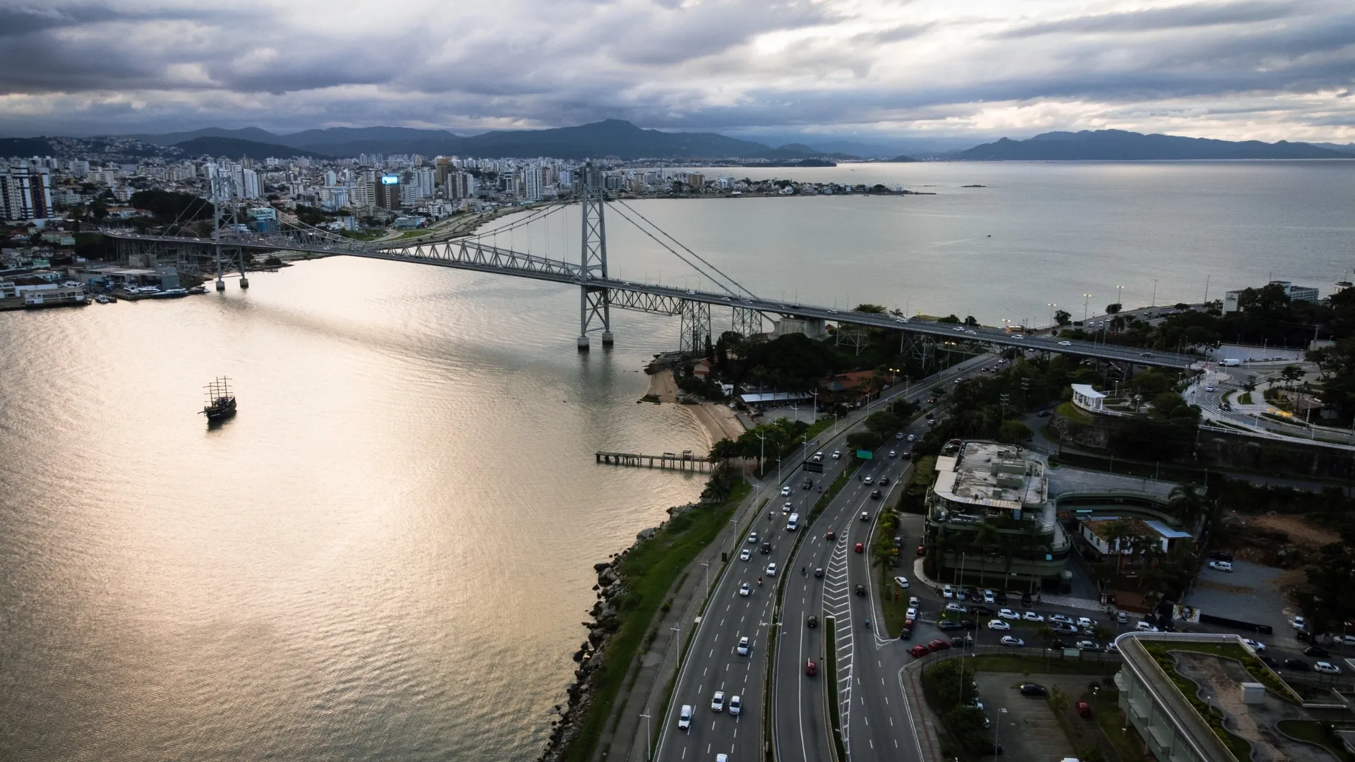 Representação clínica de dentes com mobilidade dentária e inflamação gengival, destacando causas e possibilidades de tratamento odontológico.